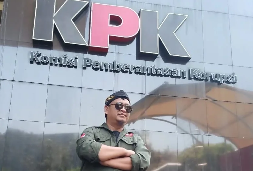 Ketua LSM Trinusa Jawa Barat, Ait M Sumarna saat demo terkait kasus Iklan BJB di KPK. (dok KabarSunda).