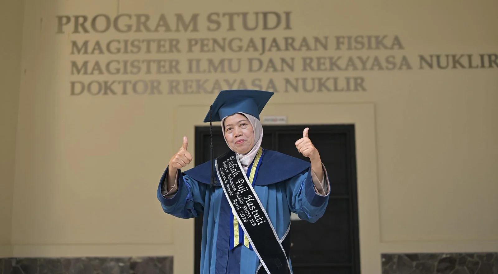 Endiah Puji Hastuti, Lulusan Doktor Pangkolotna di ITB, Ngahontal Gelar Doktor ti Program Studi Téknik Nuklir dina Umur 62 Taun