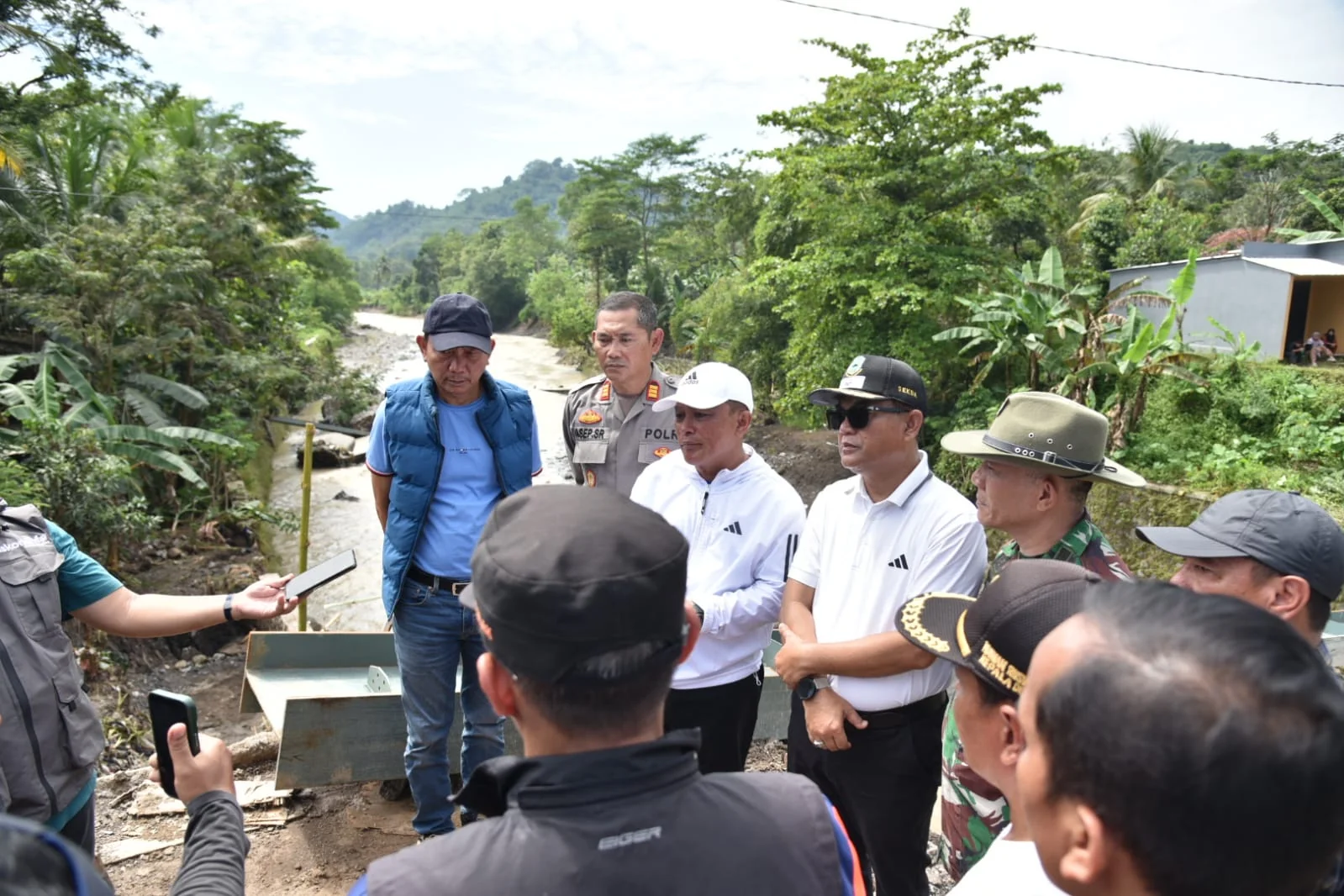 Bupati Kuningan Dr. H. Dian Rachmat Yanuar, M. Si, meninjau lokasi jembatan Cijemit.Dok-Diskominfo Kuningan