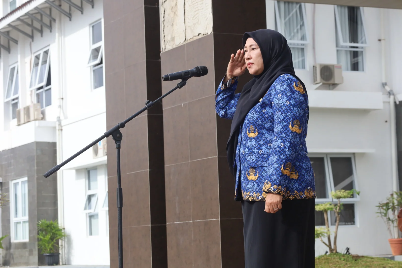 Upacara dipimpin oleh Wakil Bupati Kuningan, Hj. Tuti Andriani, S.H., M.Kn., yang bertindak sebagai inspektur upacara.Ist