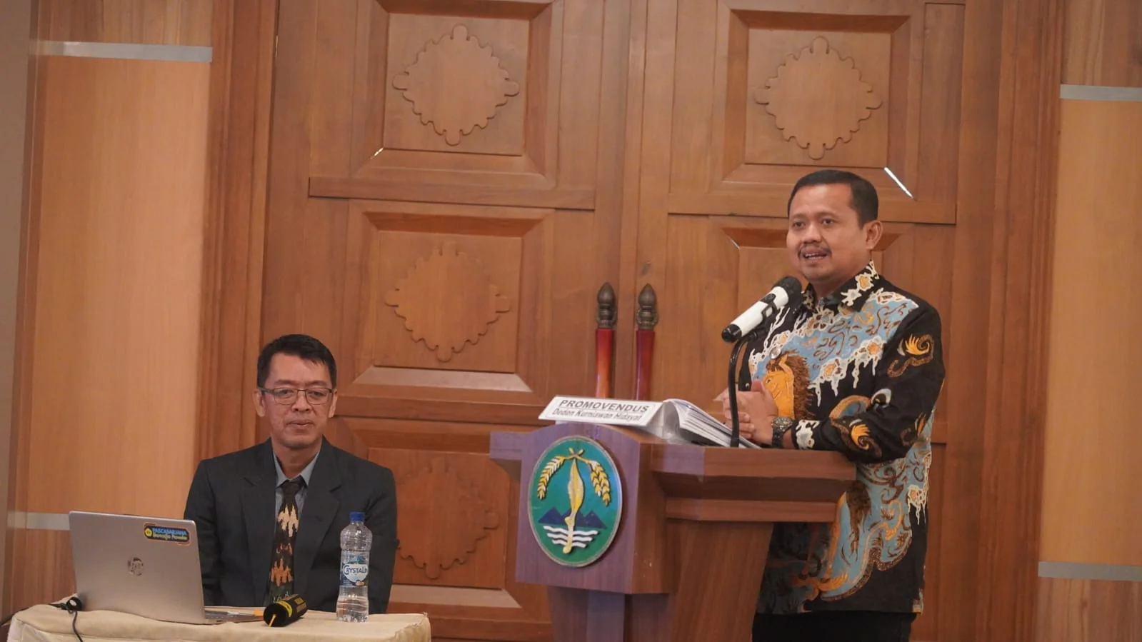 Bupati Sumedang Dony Ahmad Munir menghadiri Sidang Terbuka Program Doktor Ilmu Sosial. Deden  Kurniawan Hidayat yang juga sahabatnya sejak SMA di Gedung Universitas Pasundan, Program Pascasarjana.Dok-Diskominfosanditik Sumedang