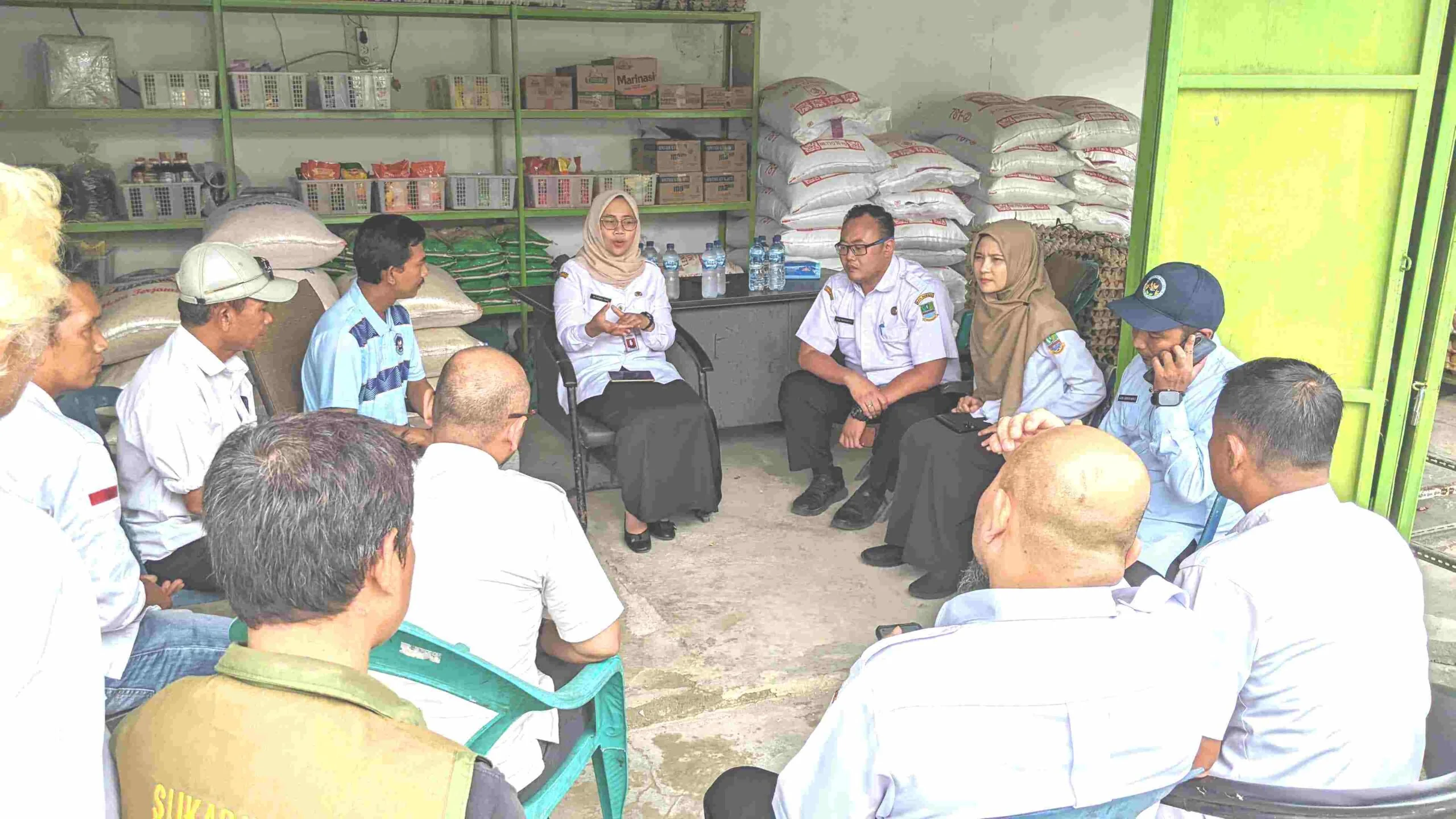 Kunjungan Asda III Setda kabupaten Bekasi, Iis Sandra Yanti dan Kabid PPM Bappeda Fadly Marissatrio ke BUMDes Karangpatri Kecamatan Pebayuran.