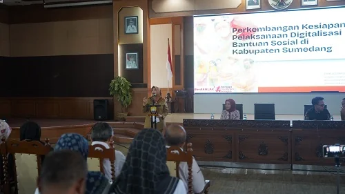 Sekretaris Daerah Kabupaten Sumedang Tuti Ruswati membuka Sosialisasi dan Bimbingan Teknis/ToT Agen Digitalisasi Bansos di Kabupaten Sumedang, yang dilaksanakan di Aula Tampomas Setda.Dok-Diskominfosanditk Sumedang
