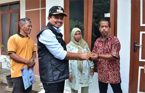 Bupati Sumedang Dony Ahmad Munir merasa bersyukur bisa langsung meresmikan empat rumah relokasi yang merupakan korban tanah longsor yang terjadi di tahun 2025.Dok-Diskominfosanditik Sumedang