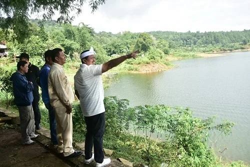 Bupati Sumedang Dony Ahmad Munir hadir didampingi Sekda. Tuti Ruswati mengapresiasi kolaborasi berbagai pihak, mulai dari unsur kecamatan, paguyuban seni budaya, hingga masyarakat Darmaraja yang bergotong royong menghidupkan kembali kawasan Buricak Burino