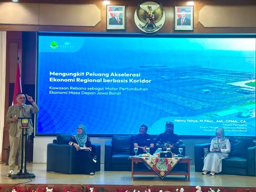 Kepala Pelaksana Badan Pengelola (BP) Rebana, Helmy Yahya, memaparkan strategi pengembangan Kawasan Rebana sebagai motor pertumbuhan ekonomi masa depan Jawa Barat dalam Forum Ekonomi Regional Jawa Barat (FER Jabar) 2026 di Aula Tampomas, Sumedang, Selasa,