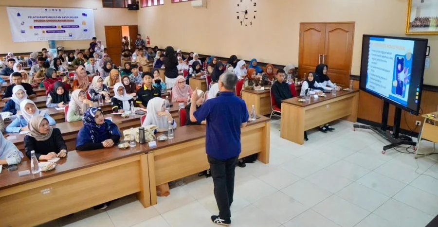 Ratusan siswa SMK Jabar mengikuti lokakarya pembuatan akun seller produk unggulan sekolah di SMKN 3 Bandung, Kamis, 18 September 2025.