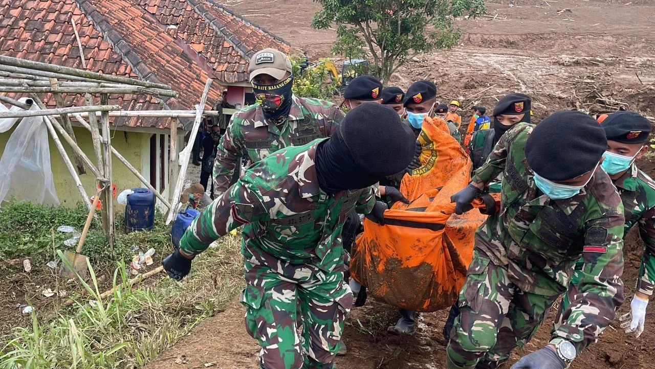 Ditemukan 15 Jenazah Marinir Korban Longsor Cisarua KBB