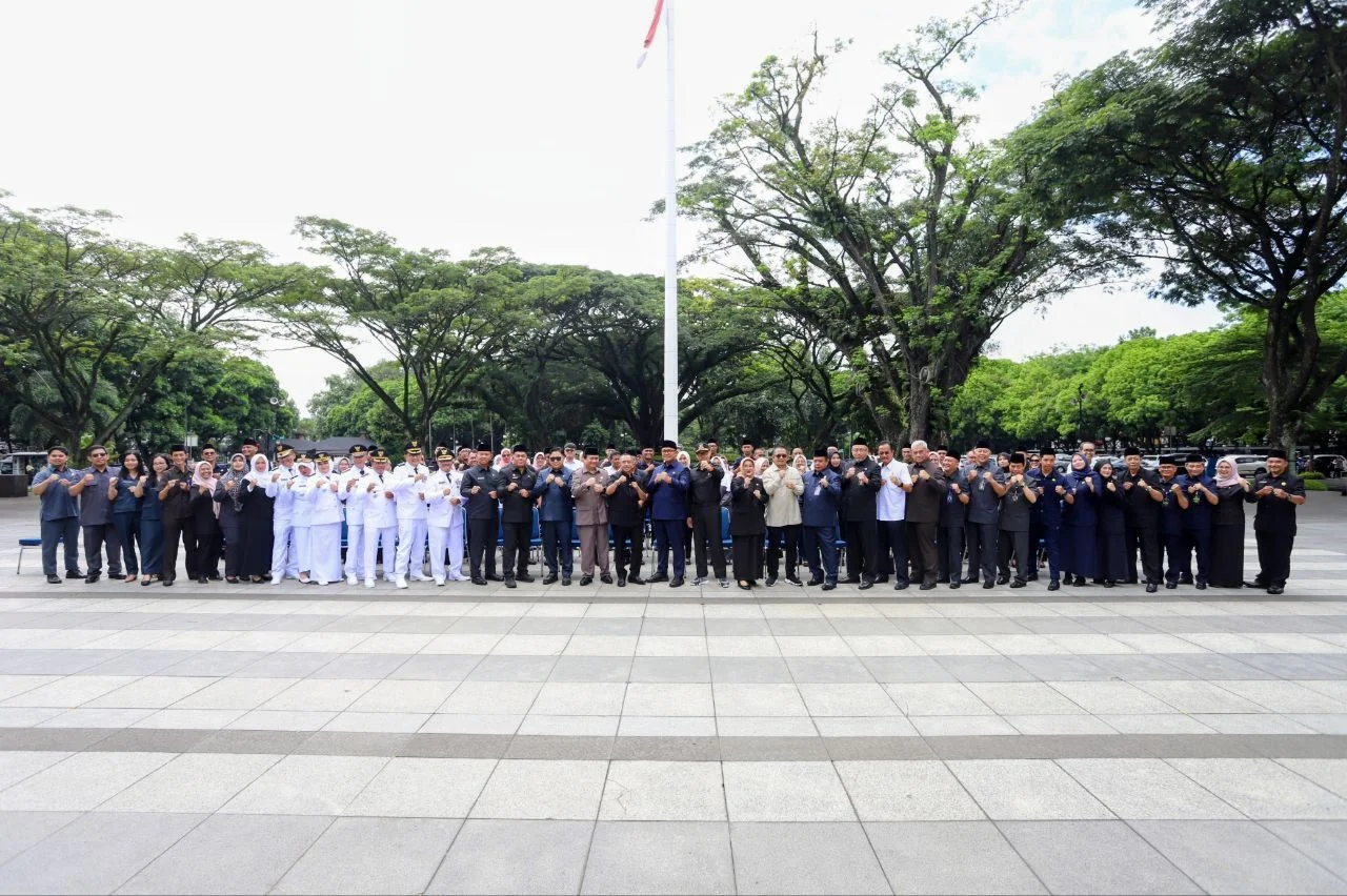 Pimpinan DPRD Kota Bandung menghadiri kegiatan pelantikan dan pengambilan sumpah janji jabatan pegawai negeri sipil, di Plaza Balai Kota Bandung, Rabu, 24 Desember 2025. Dok-Satria/Humpro DPRD Kota Bandung.