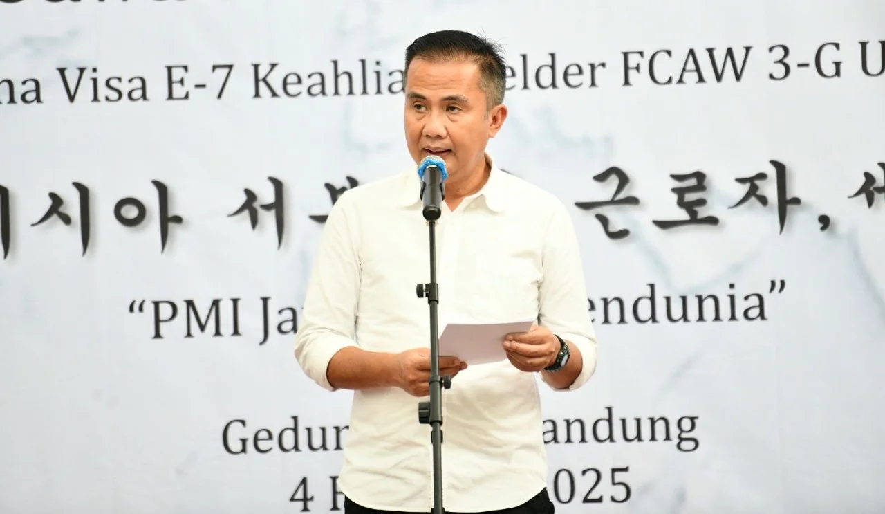 Pj Gubernur Jawa Barat Bey Machmudin Menghadiri Pelepasan Pekerja Migran Indonesia asal Jawa Barat ke Korea Selatan di Aula Timur Gedung Sate, Kota Bandung, Selasa,  4 Februari 2025.