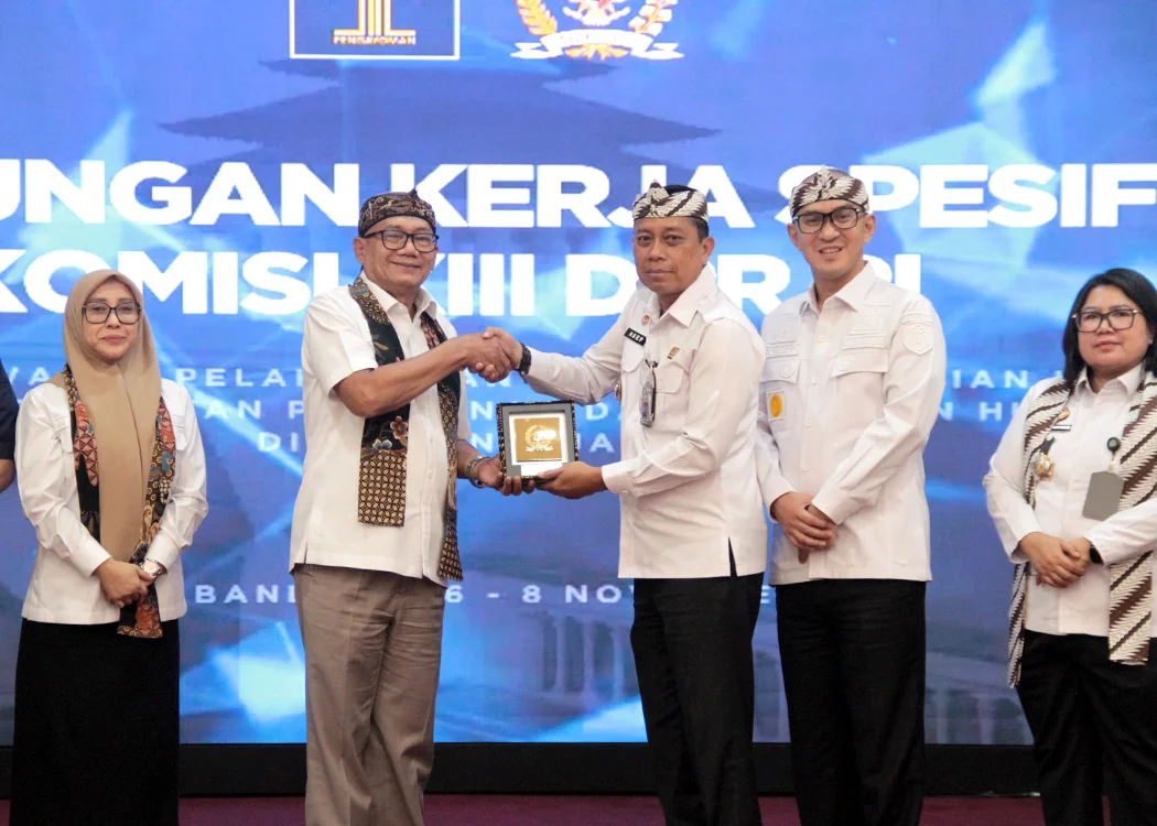 Kakanwil Kemenkum Jabar Asep Sutandar dan Anggota DPR RI Agun Gunanjar Sudarsa.Ist
