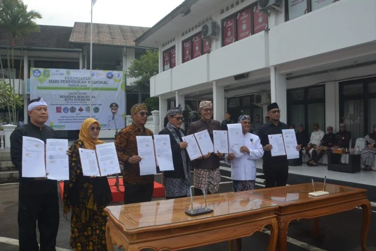 Wali Kota Sukabumi Ayep Zaki menandatangani kerja sama program Beasiswa Bercahaya dengan enam pimpinan perguruan tinggi sebagai salah satu wujud komitmen dalam pengembangan pendidikan dan sumber daya manusia.Dok-Diskominfo Kota Sukabumi