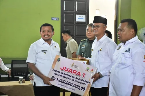 Bupati Sumedang  Dony Ahmad Munir, memberikan hadiah 1 Miliar Desa Cibeureum.Ist