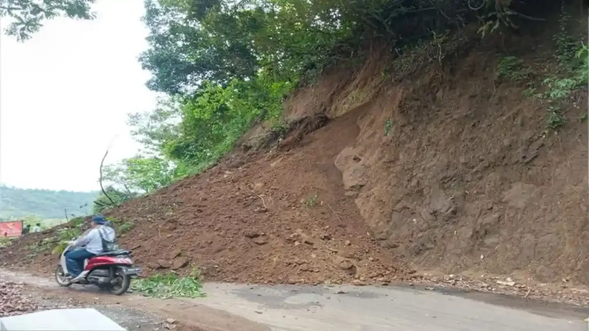 Longsor, Akses Jalan Nasional Sukabumi di Simpenan Terputus
