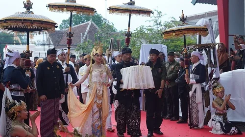 Penyerahan mahkota pusaka dipapag menuju Keraton Sumedang Larang oleh Gubernur Jawa Barat Dedi Mulyadi, didampingi Bupati Sumedang  Dony Ahmad Munir, Wakil Bupati M. Fajar Aladila, unsur Forkopimda, tokoh adat, serta jajaran pemerintah daerah.Dok-Diskomin