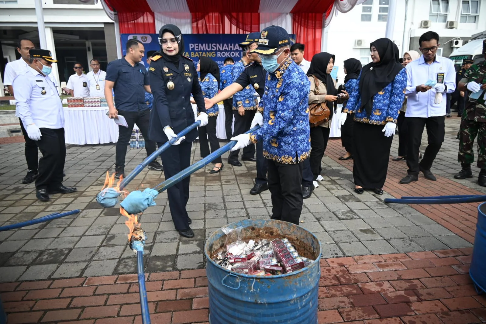 Pemerintah Kabupaten Kuningan bersama Kantor Pengawasan dan Pelayanan Bea dan Cukai (KPPBC) Tipe Madya Pabean C Cirebon melakukan  pemusnahan barang hasil Penindakan se-Ciayumajakuning,  berupa rokok ilegal sebanyak 7.233.417 batang.Ist