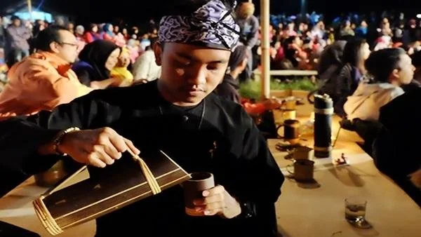 “Nyaneut” atau “nyandeutkeun” tujuanana nyaéta pikeun ngahijikeun anu caket sareng anu jauh pikeun ngabina silaturahmi.