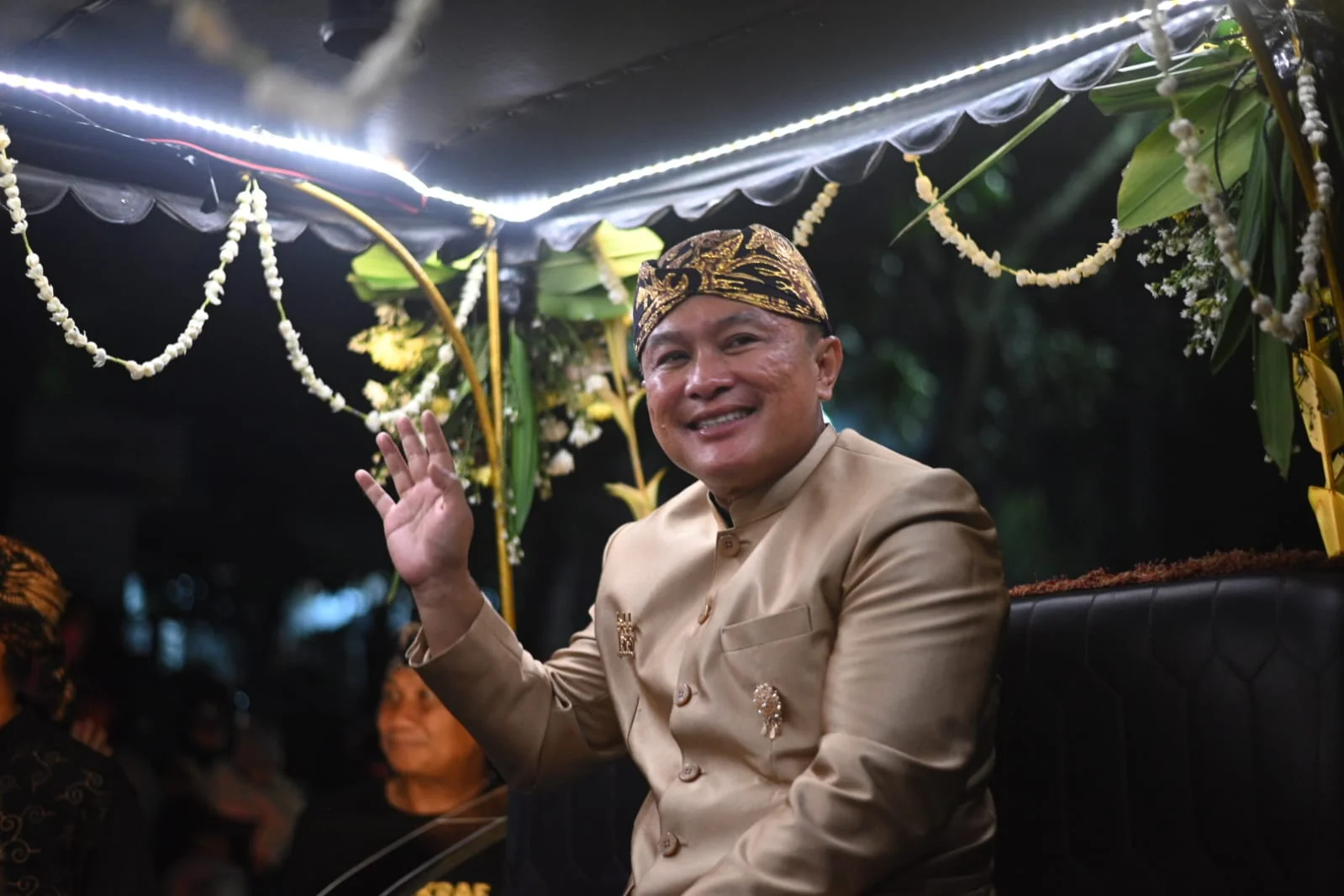 Bupati Kuningan Dr. H. Dian Rachmat Yanuar, M.Si. bersama kepala daerah se-Jawa Barat naik kereta kencana menuju Gedung Sate.Dok-Diskominfo Kuningan