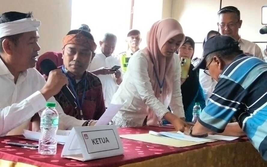 Gubernur Jawa Barat Dedi Mulyadi meninjau pelaksanaan Pemilihan Kepala Desa Elektronik Digital (Pilkades ElDigi) di Kabupaten Sumedang, Rabu, 28 Oktober 2026.