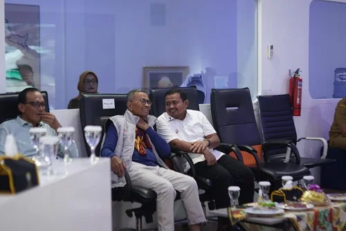 Menteri BUMN Republik Indonesia periode 2011–2014 Dahlan Iskan didampingi Bupati Sumedang Dony Ahmad Munir menyampaikan apresiasinya terhadap sistem tata kelola pemerintahan Kabupaten Sumedang yang inovatif dan transparan.Dok-Diskominfosanditik Sumedang