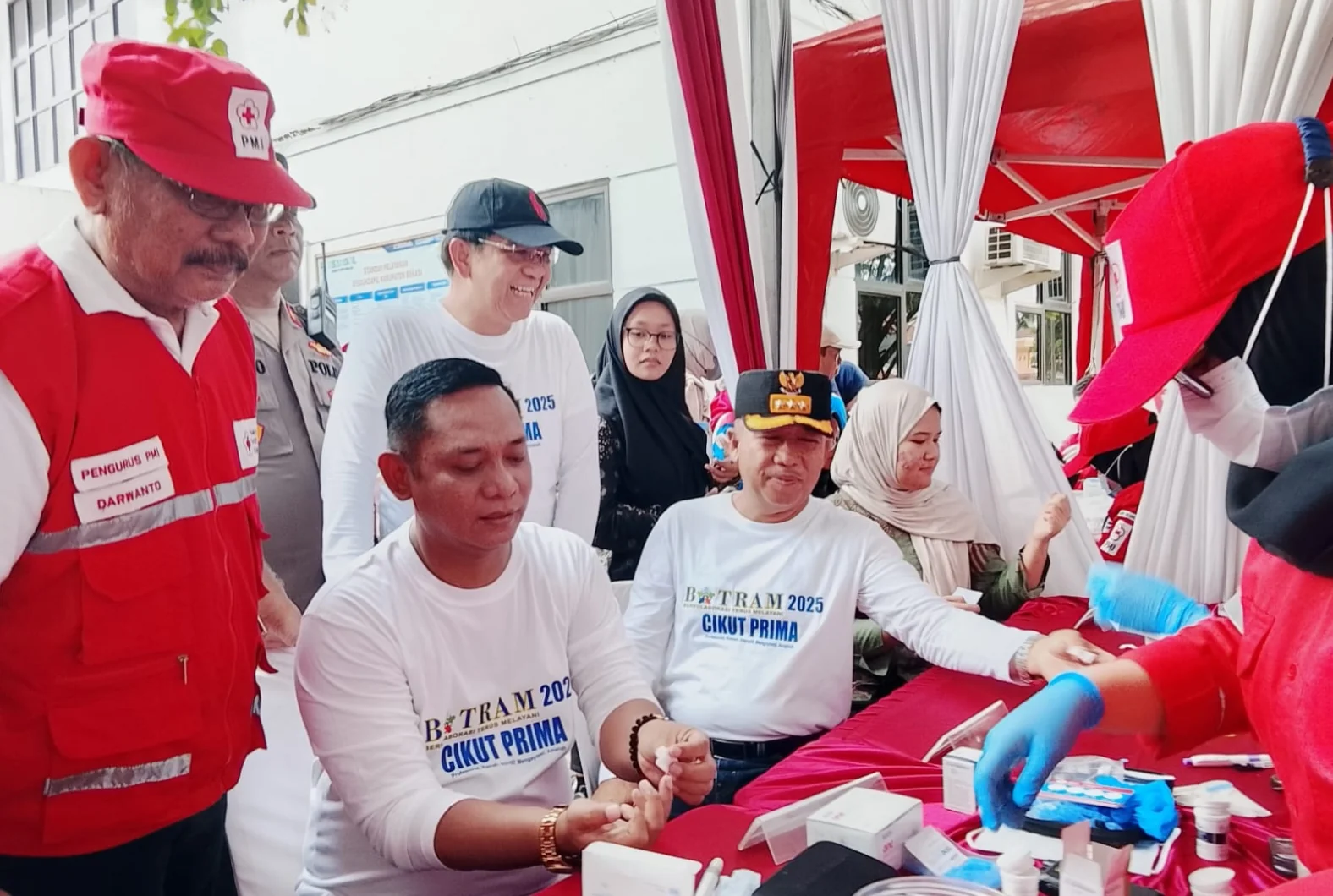 Wakil Bupati Bekasi, dr. Asep Surya Atmaja, didampingi Camat Cikarang Utara, Enop Can, menghadiri kegiatan Berkolaborasi Terus Melayani (Botram) yang digelar di Halaman Kantor Kecamatan Cikarang Utara, pada Sabtu (8/11/2025). Foto : Andre M Jafar/Diskomin