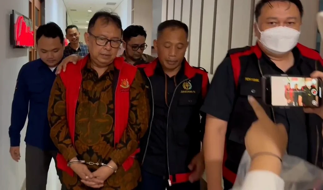 Mantan Sekda Kota Bandung era Wali Kota Ridwan Kamil, ditahan oleh penyidik Kejati Jabar.