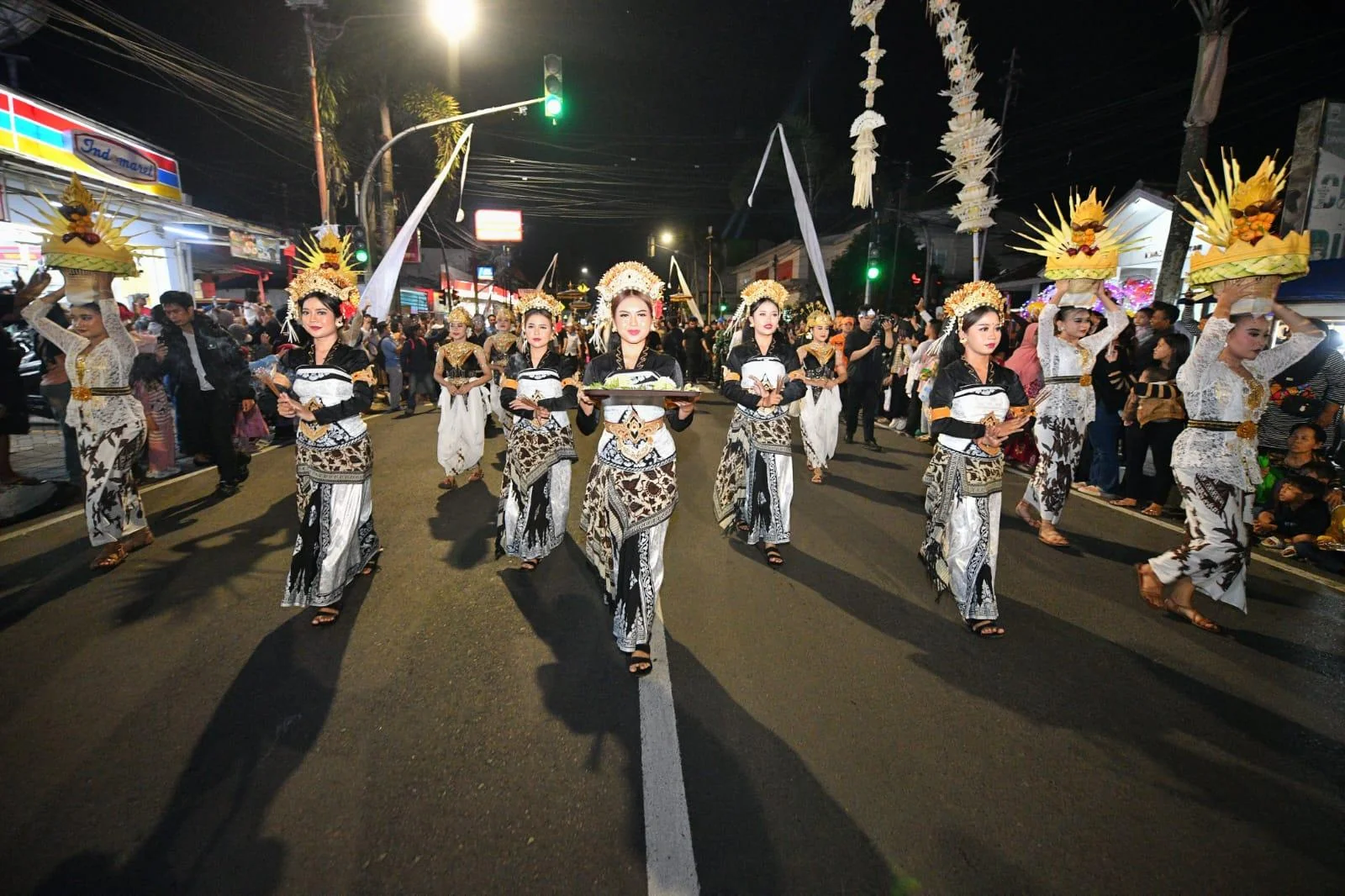 Warga Antusias Menonton Kirab Budaya Napak Tilas Padjadjaran, UMKM Menggeliat