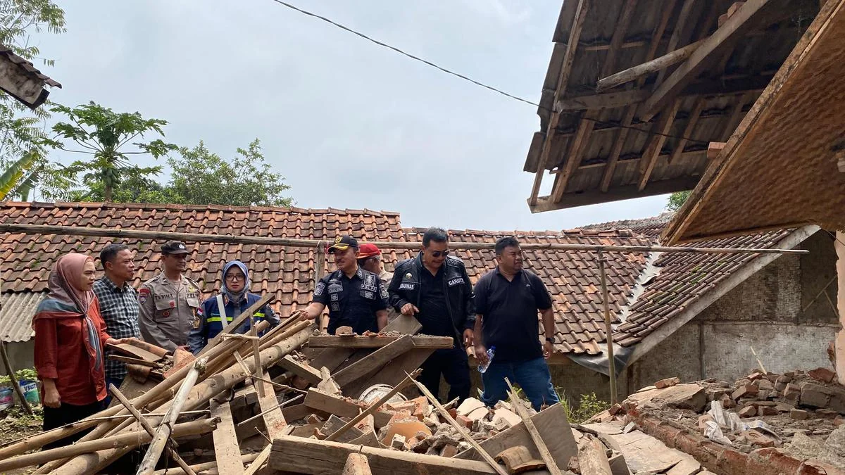 Gempa yang berlokasi di Barat Daya Garut pada Sabtu (7/12) menyebabkan kerusakan pada bangunan rumah warga di beberapa kecamatan.