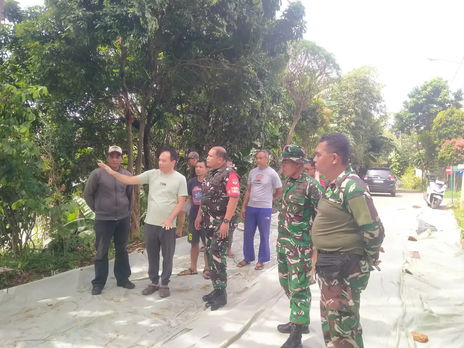 Foto: dok. Tim Satgas TMMD Kota Depok. Wadansatgas TMMD ke-127 Kodim 0508/Depok meninjau progres pembangunan fisik
