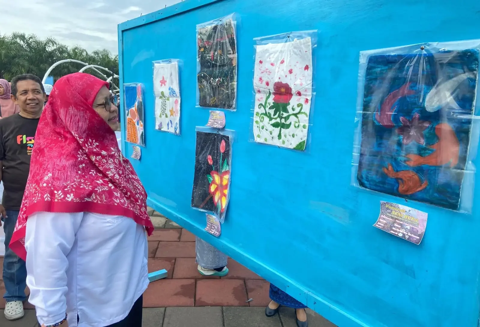 Kepala Dinas Pendidikan (Disdik) Kota Depok, Siti Chaerijah Aurijah, saat melihat Pagelaran dan Pameran Seni Rupa SMP Negeri 1 Depok di Alun-Alun Timur Grand Depok City (GDC), Rabu (19/11/25). (Foto: Disdik Depok)