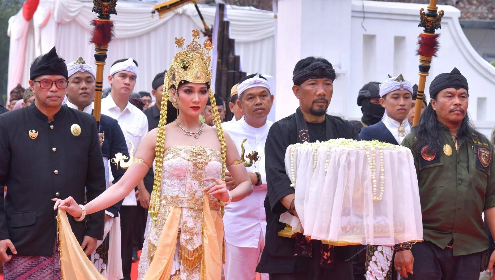 Dedi Mulyadi Antar Mahkota Binokasih Kembali ke  Museum Prabu Gesan Ulun