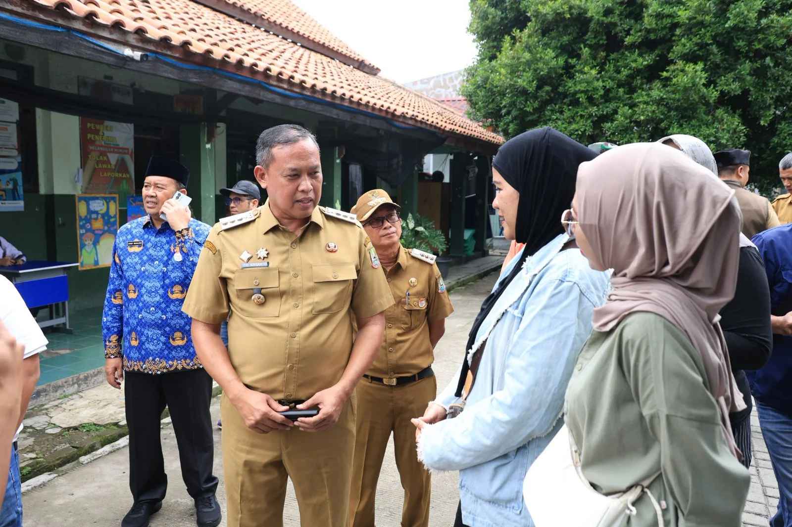 Wali Kota Bekasi, Tri Adhianto, melakukan inspeksi mendadak (sidak) ke SMP Negeri 52 Bekasi yang berlokasi di Kranji, Bekasi Barat.Dok-Diskominfostandi Kota Bekasi