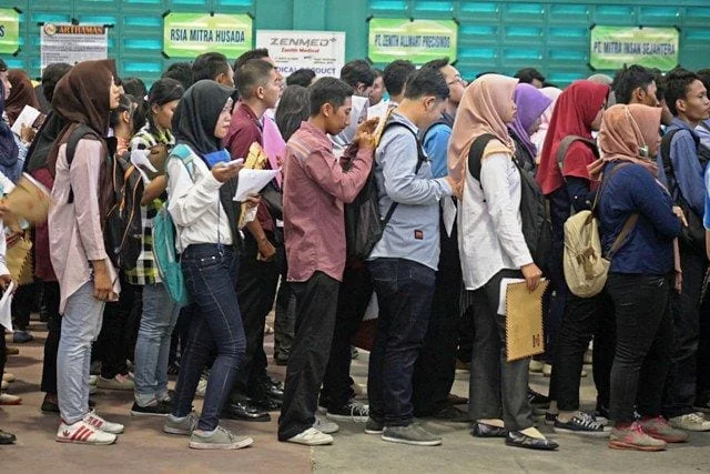 Masih banyak lulusan SMK yang belum terserap ke dalam pasar tenaga kerja.