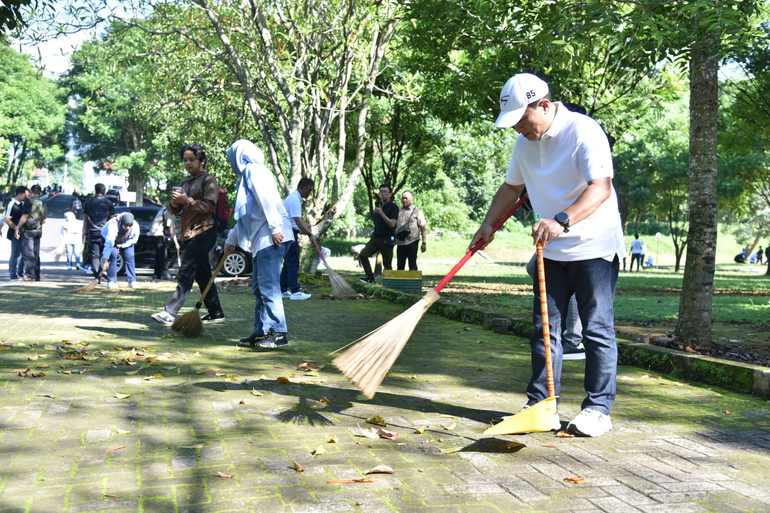 Bupati Kuningan Dr. H. Dian Rachmat Yanuar, M.Si. memimpin Apel Pagi sekaligus melaunching kegiatan Kebersihan Lingkungan (Korve) di halaman Kantor Pemerintah Daerah Kabupaten Kuningan. (T/IKP/DISKOMINFO)