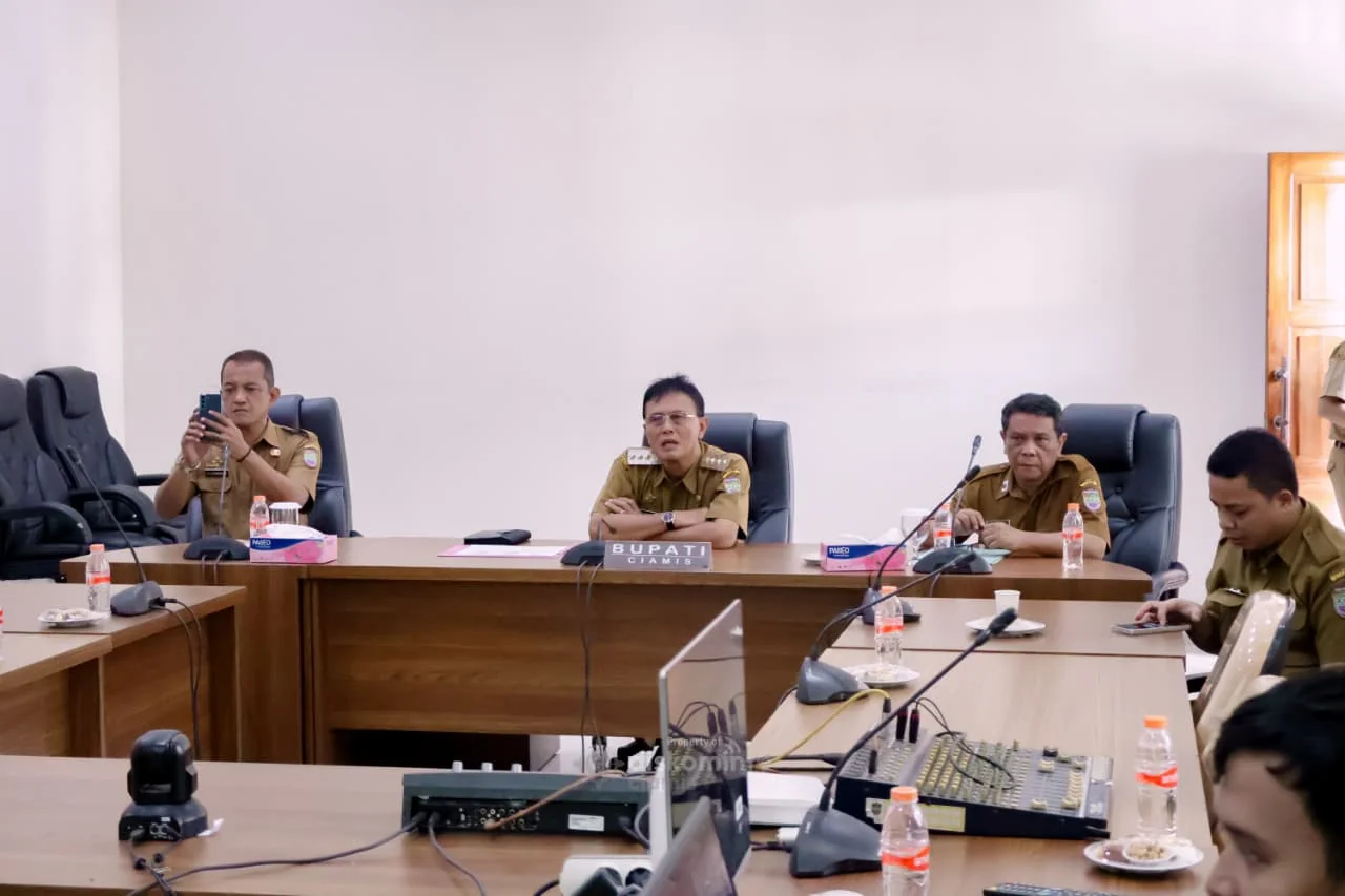 Bupati Ciamis, Herdiat Sunarya, mengikuti Rapat Koordinasi Pengendalian Harga Beras secara virtual.Ist