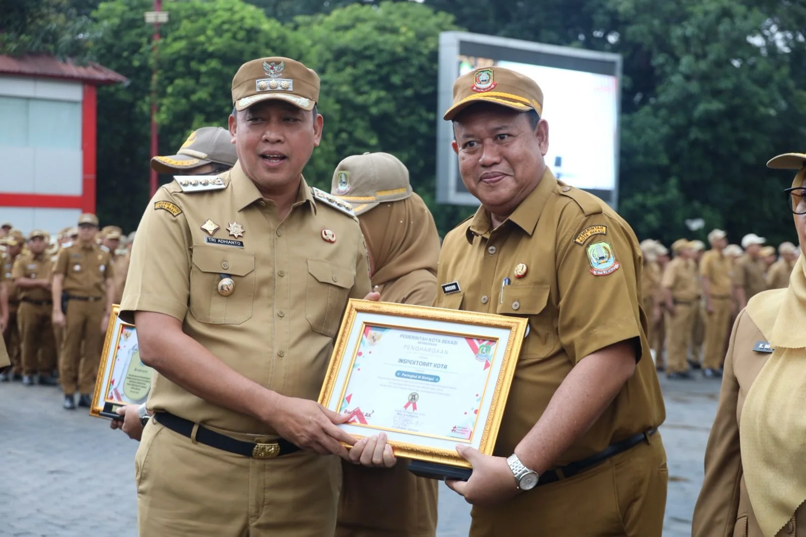 Wali Kota Bekasi, Tri Adhianto pimpin Apel Senin Pagi di lingkungan kantor Pemerintah Kota Bekasi. Hadir juga Wakil Wali Kota Bekasi, Harris Bobihoe beserta seluruh jajaran dan Aparatur Pemerintah Kota Bekasi.Dok-Diskominfostandi Kota Bekasi