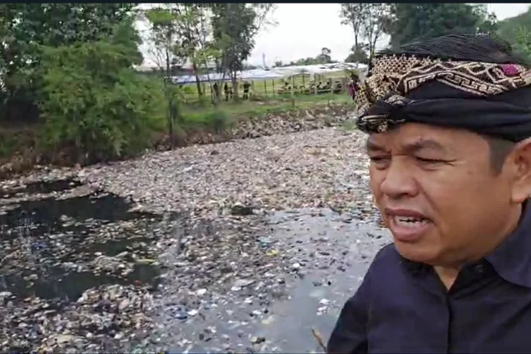 Gubernur Jawa Barat Dedi Mulyadi saat meninjau Sungai Citarum di Kabupaten Bandung, Jawa Barat, Senin, 3 Maret 2025.