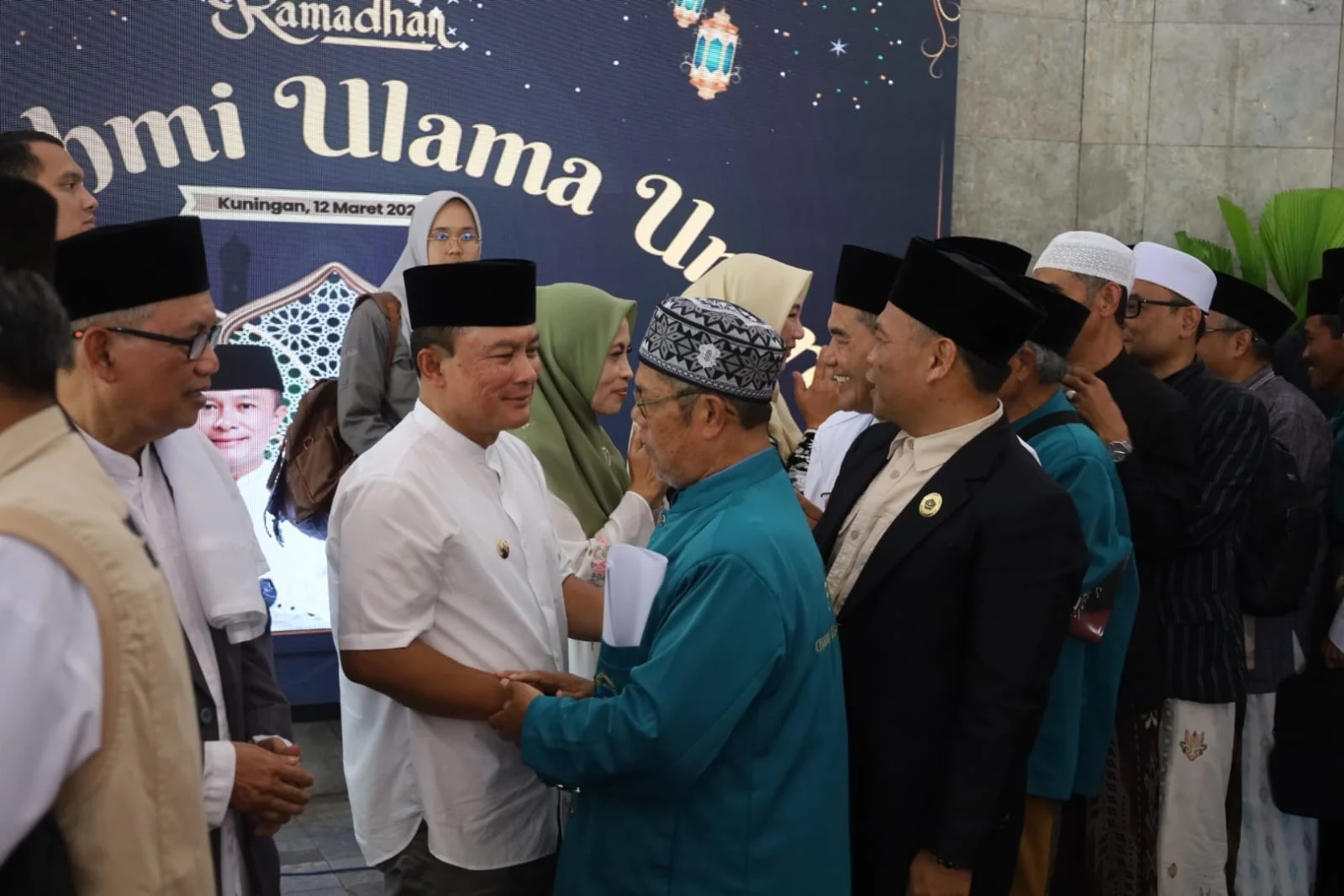 Bupati Kuningan Dr. H. Dian Rachmat Yanuar, M.Si. menegaskan bahwa pembangunan daerah tidak hanya berfokus pada pembangunan fisik seperti jalan, jembatan, dan gedung, tetapi juga harus dibarengi dengan pembangunan karakter serta penguatan nilai-nilai keag