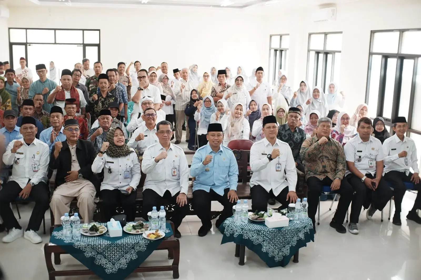 Wali Kota Depok Supai Suri saat menghadiri kegiatan Tasyakuran Kantor Kelurahan Tugu sekaligus Halal Bihalal bersama masyarakat di Aula Kantor Kelurahan Tugu, Kecamatan Cimanggis, Rabu (01/04/26). (Foto: JD 01/Diskominfo Depok).
