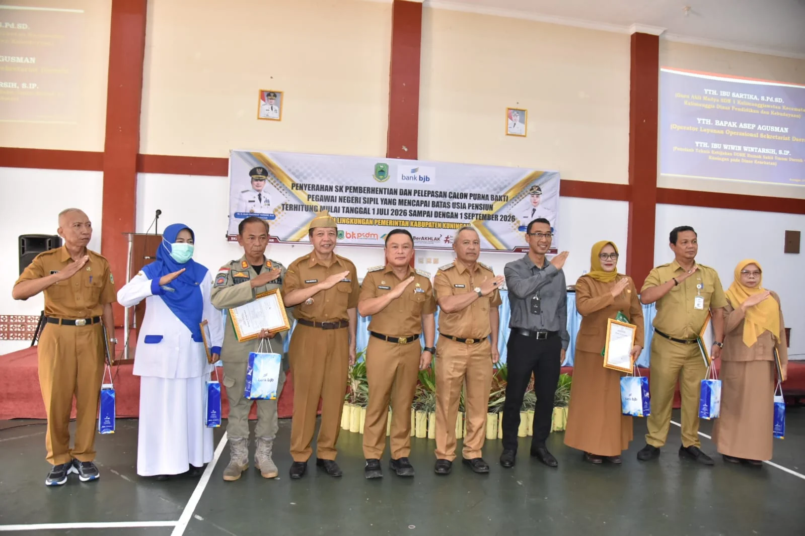 Bupati Kuningan, Dr. H. Dian Rachmat Yanuar, M.Si, menyampaikan penghormatan dan apresiasi atas dedikasi para ASN yang telah mengabdikan tenaga, pikiran, dan waktu untuk pelayanan masyarakat serta pembangunan daerah.Dok-Diskominfo Kuningan