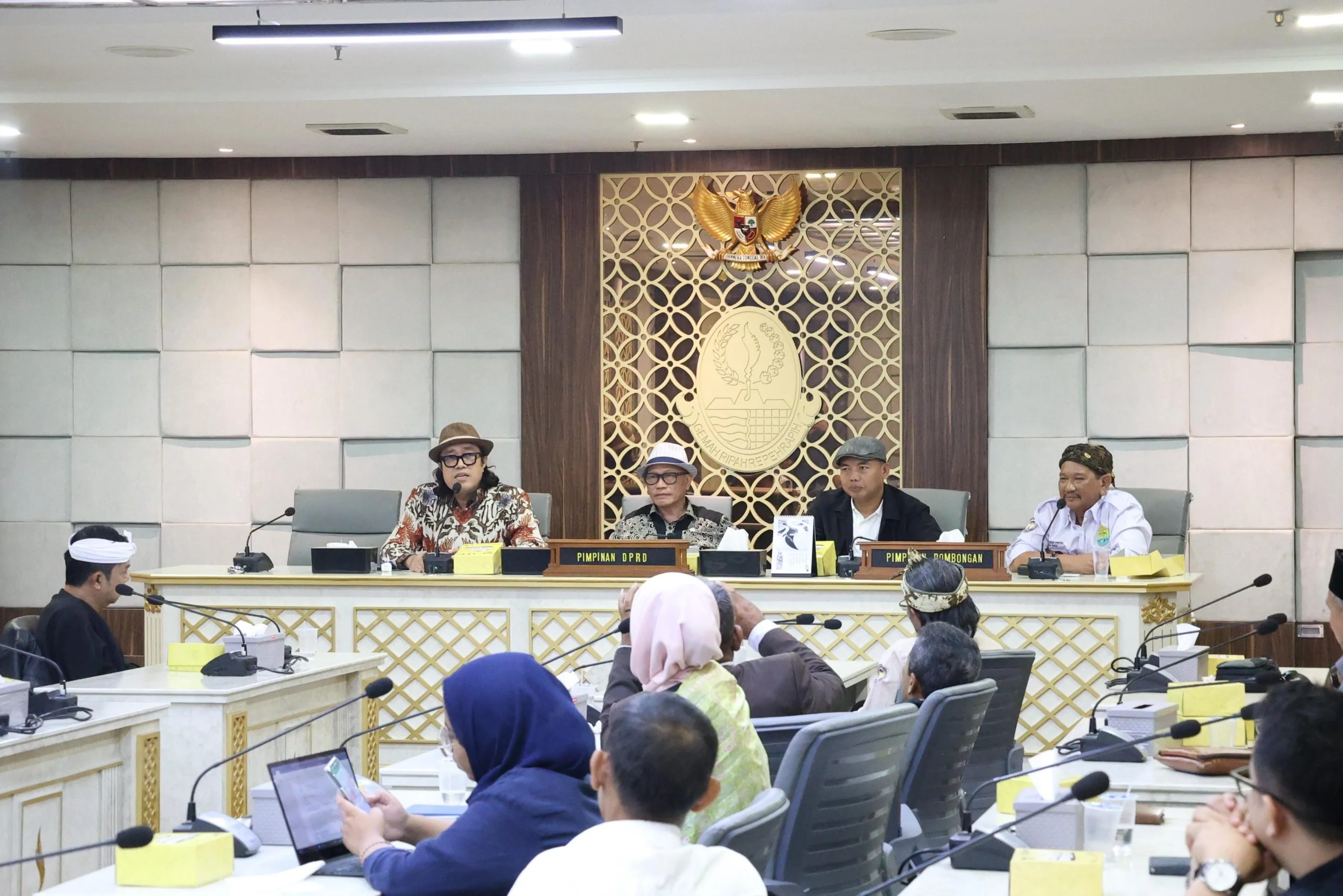 Wakil Ketua DPRD Provinsi Jawa Barat, H. Ono Surono, ST seusai menerima audiensi dari Forkodetada (Forum Komunikasi Desain Penataan Daerah Jawa Barat) di Ruang Badan Anggaran, Gedung DPRD Provinsi Jawa Barat.(Dok-Humas DPRD Jabar)