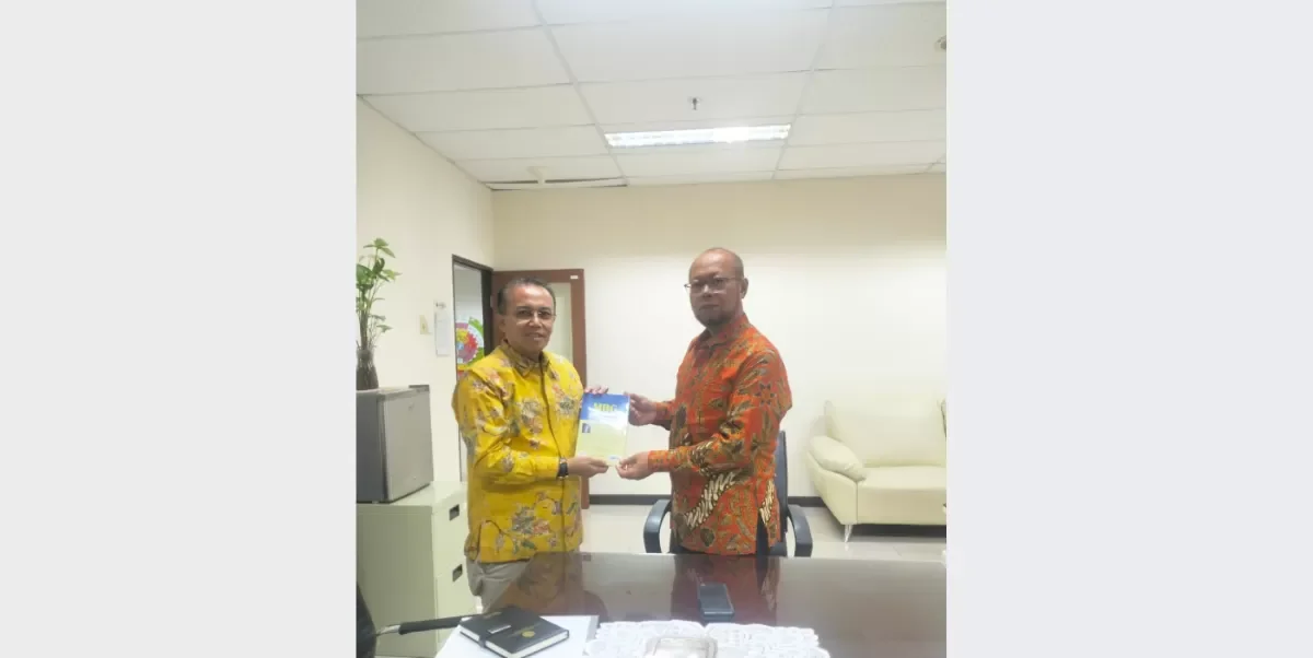 Prof. Ojat Darojat mengapresiasi buku MBG karya Asep D. Darmawan dan Luthfie, menyebut gizi sebagai fondasi pembangunan SDM Indonesia. Tampak penuis buku MBG Dr. Asep sedang menyerahkan buku MBG ke Deputi Kemenko PMK Prof. Ojat (Dok Tinewss)