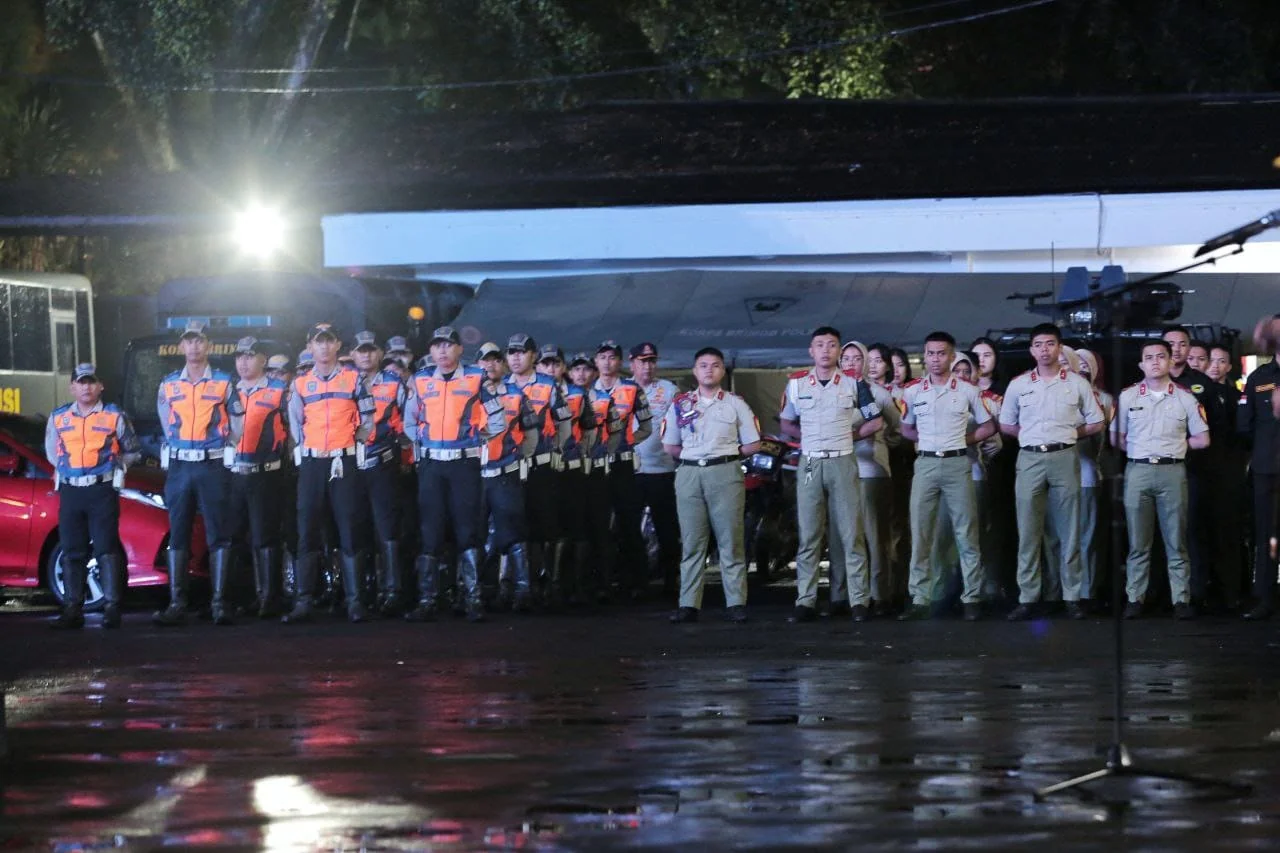 Asep, petugas kebersihan Dinas Lingkungan Hidup di kawasan pusat kota, memulai tugasnya ketika sebagian warga baru saja selesai bersiap ke gereja.Ist