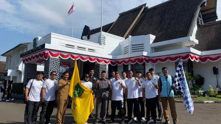 Sejumlah atlet lari yang tergabung dalam Komite Olahraga Rekreasi Masyarakat Indonesia (KORMI), menandai Peringatan Hari Ulang Tahun (HUT) ke – 112 Kota Sukabumi.Dok-Diskominfo Kota Sukabumi