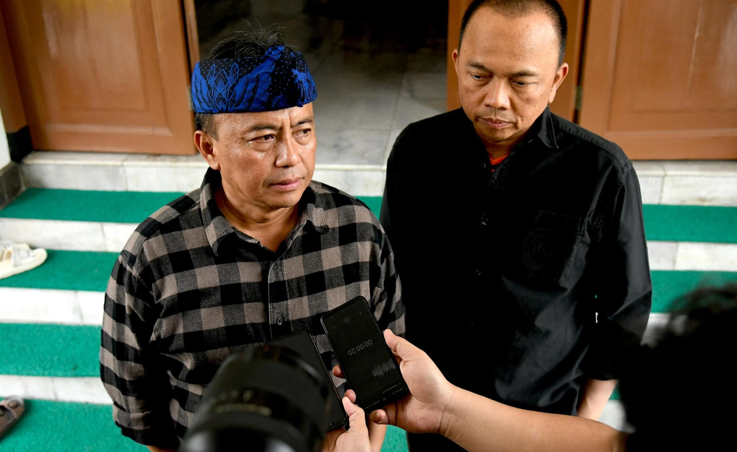 Sekretaris Daerah Provinsi Jawa Barat, Herman Suryatman (kiri), usai memimpin Rapat Koordinasi terkait Pembahasan Pengelolaan Sampah di Kota Bandung dan Kota Cimahi, di Pendopo Kota Bandung, Sabtu, 8 Februari 2025.