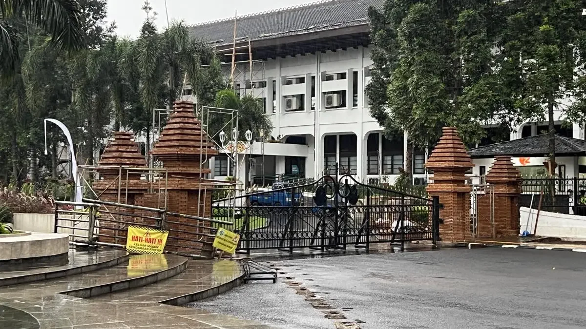 RIBUT-RIBUT Gerbang Gedung Sate: Pengamat Nilai Renovasi Tidak Proporsional, Dedi Mulyadi Beri Pembelaan