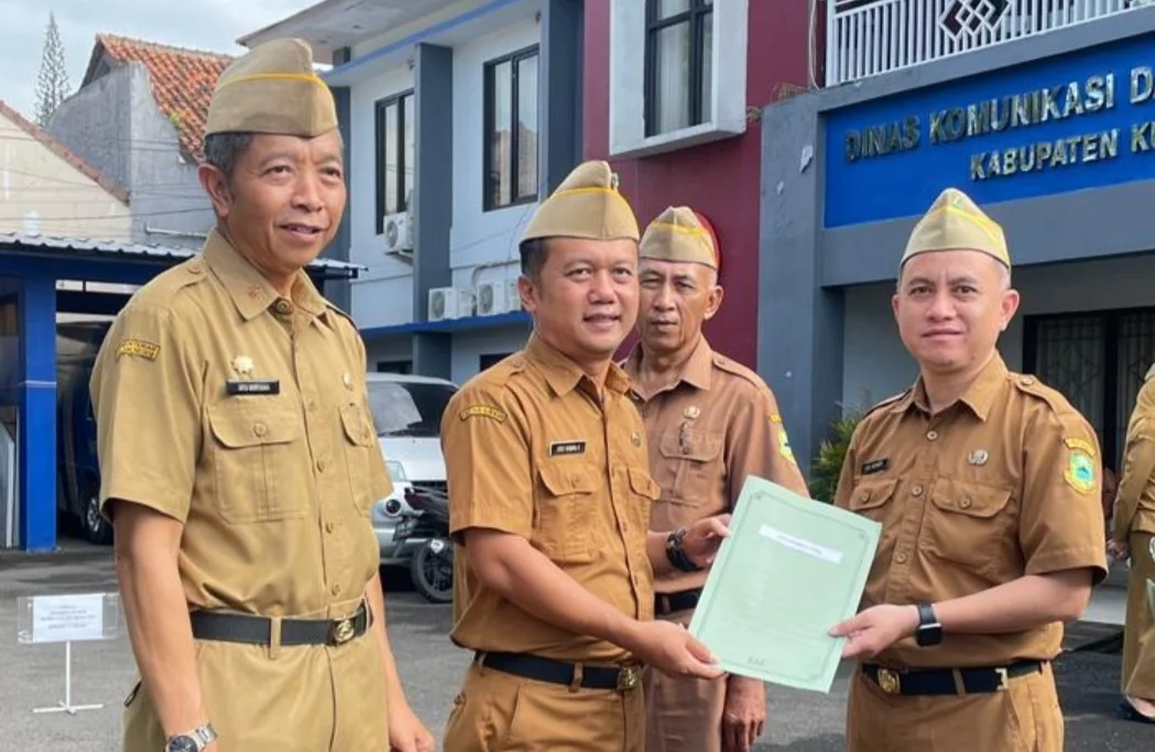 Sebanyak lima Aparatur Sipil Negara (ASN) Dinas Komunikasi dan Informatika Kabupaten Kuningan menerima Surat Keputusan (SK) kenaikan pangkat.Dok-Diskominfo Kuningan