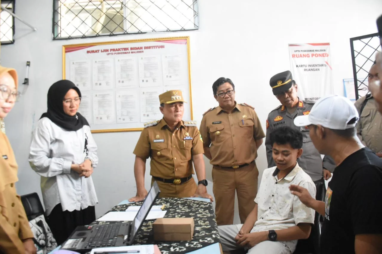 Bupati Kuningan, Dian Rachmat Yanuar, melakukan peninjauan langsung terhadap ODGJ di Puskesmas Maleber