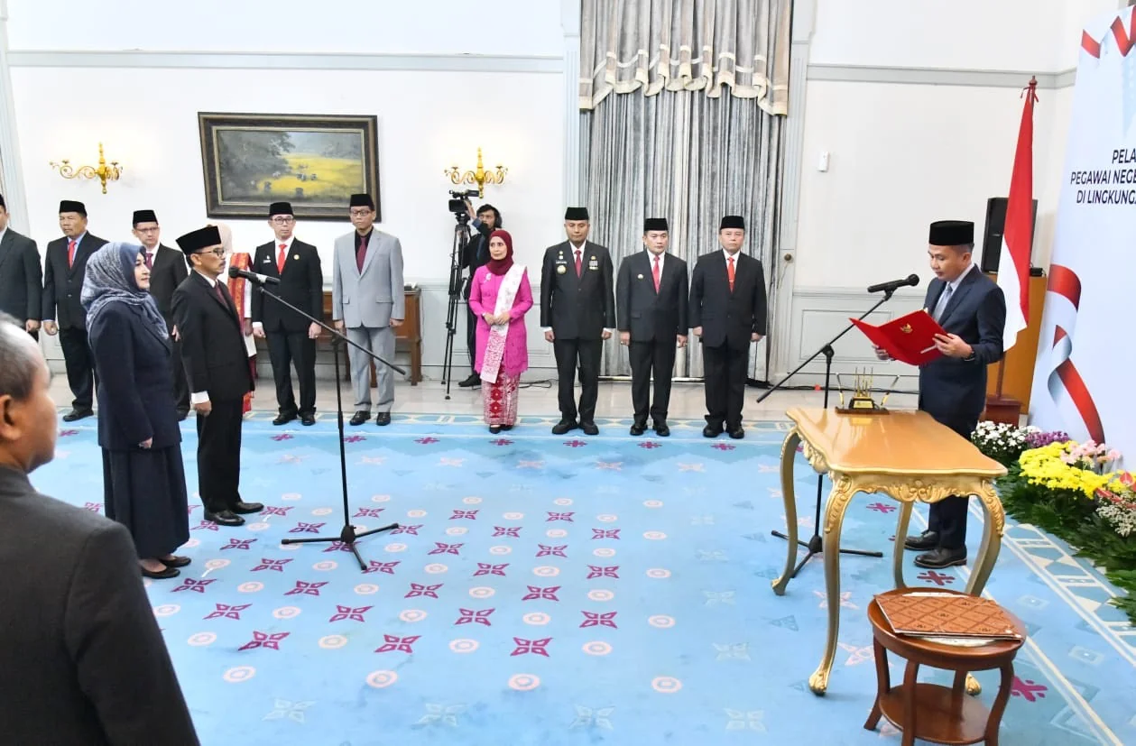 Penjabat (Pj) Gubernur Jawa Barat Bey Machmudin melantik Raden Iip Hidayat  dan Rita Kardinasari di Gedung Pakuan, Kota Bandung, Sabtu (14/12/2024).