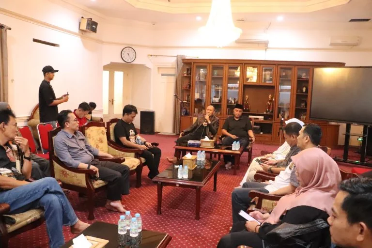 Wali Kota Sukabumi Ayep Zaki mempererat kerja sama dan kolaborasi dengan insan pers dari berbagai media, melalui kegiatan buka puasa bersama.Dok-Diskominfo Kota Sukabumi